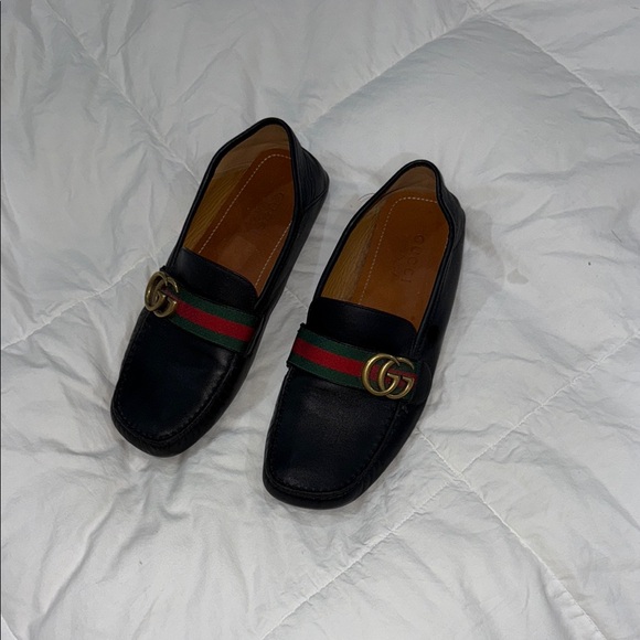 Gucci Black and Green Loafers with Signature Design - Picture 5 of 8